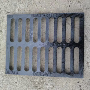 Cast iron drainage cover for road drainage